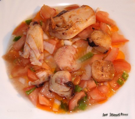 Calamares rellenos con salsa de cebolla